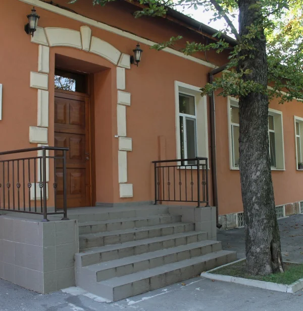 Вход на сградата — хоспис „Голямата къща“, галерия на доставчика