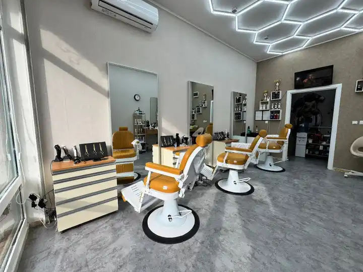 Интериорът на Shani Bystrov – Barber в Младост 4