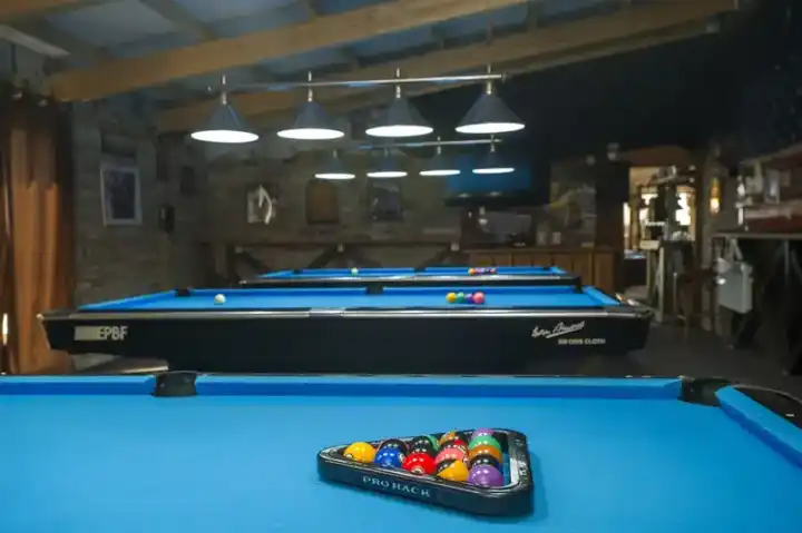 Публично изображение — American Saloon Garden