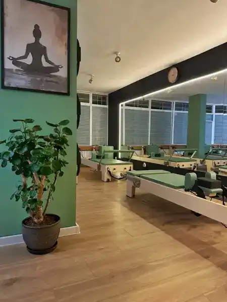 Публично изображение — Pilates Reformer Room