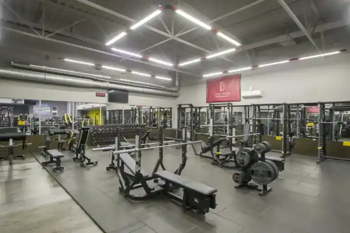 Публично изображение — The Red Gym